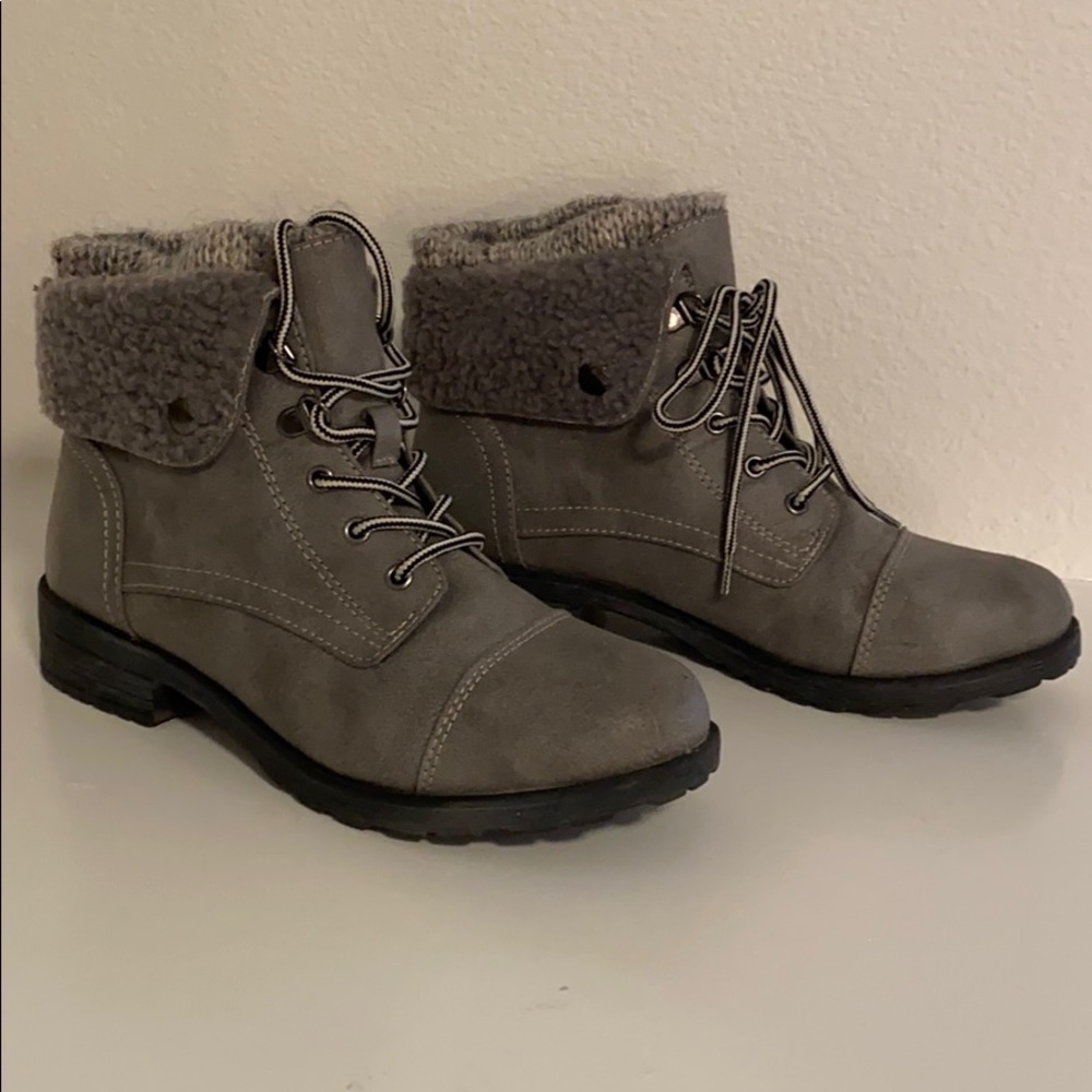 Grey Women’s boots. Size 8.